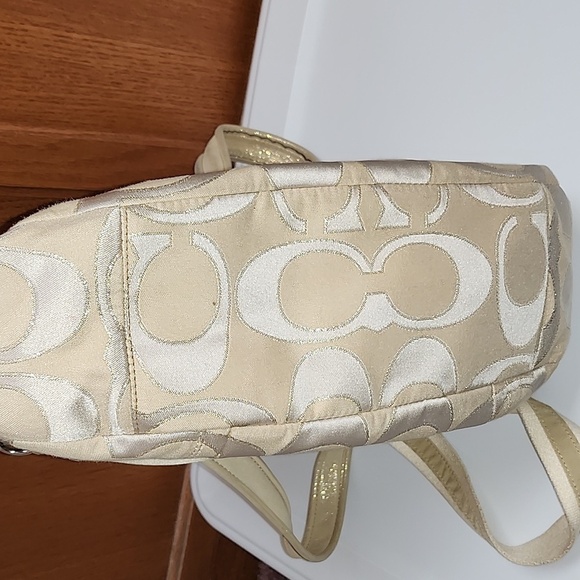 Coach Poppy - Picture 12 of 17